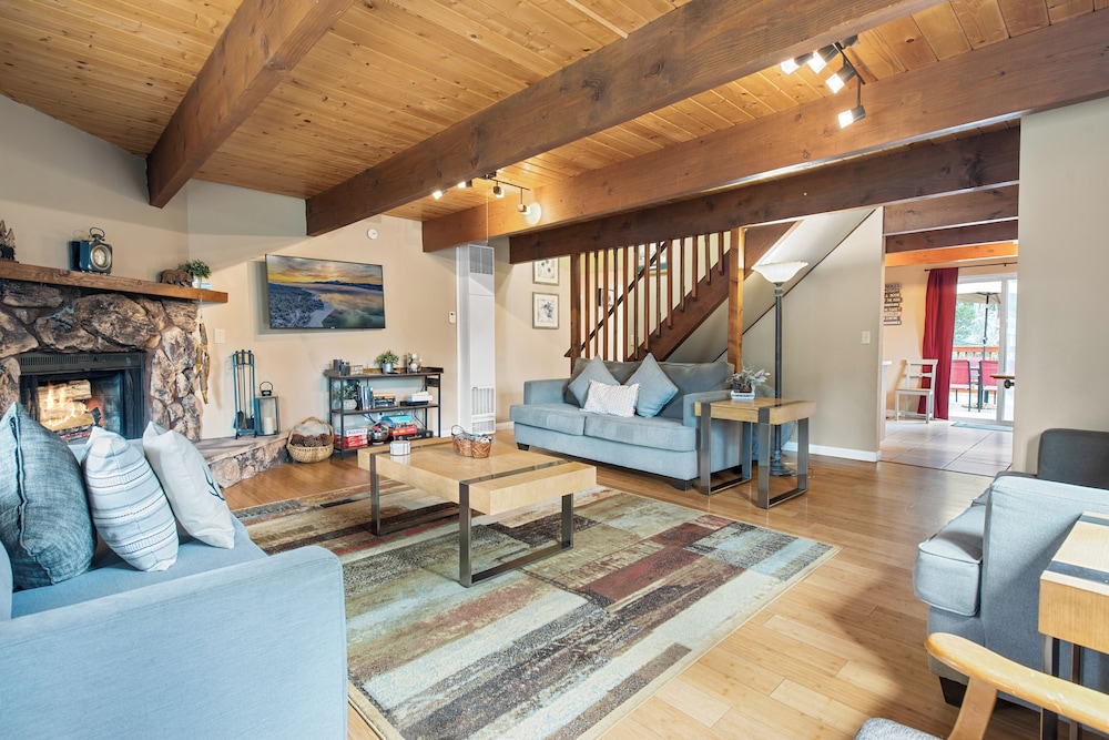 House, Multiple Beds, Hot Tub, Mountain View photo 1