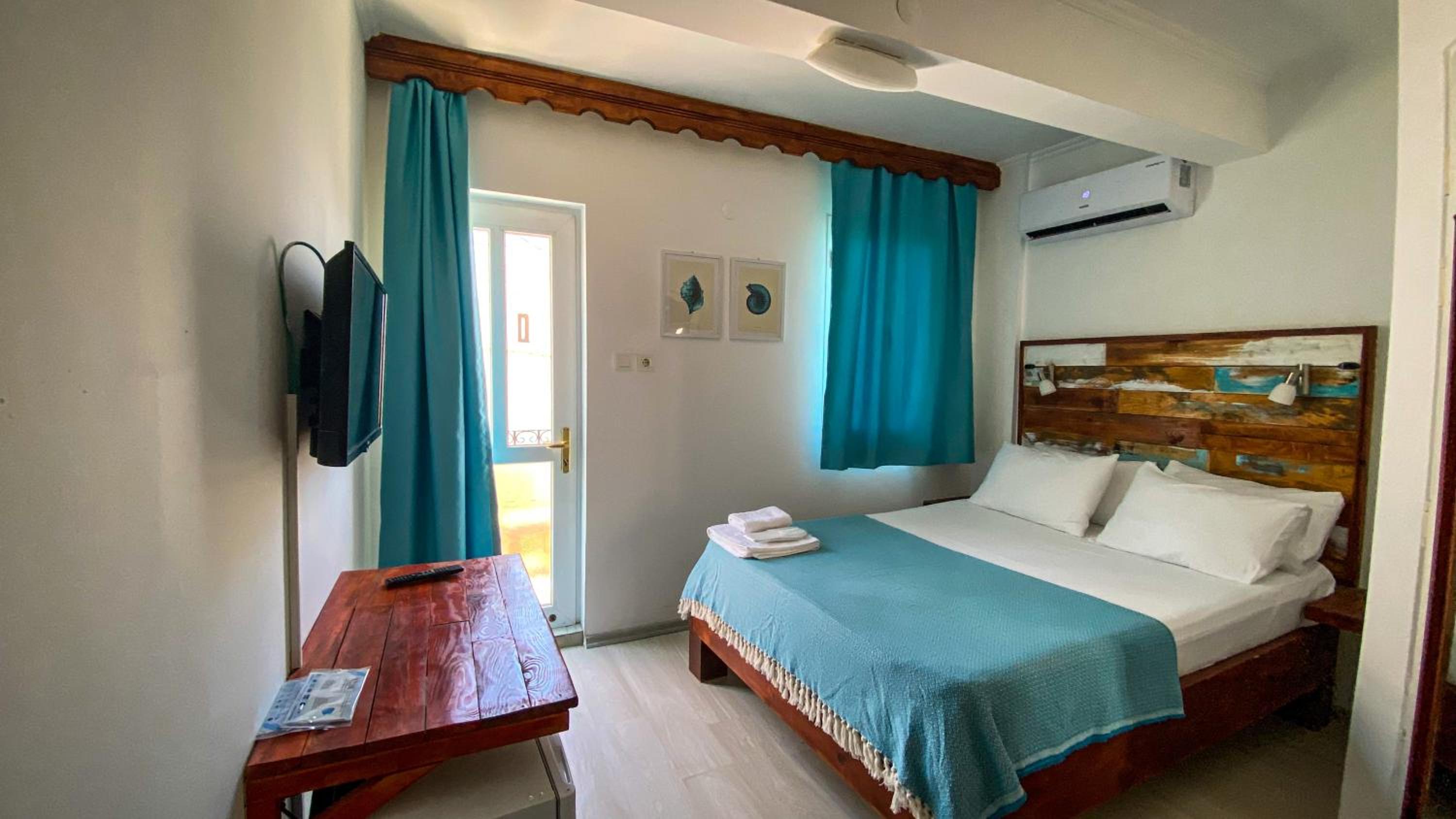 Deluxe Double Room with Balcony photo 2