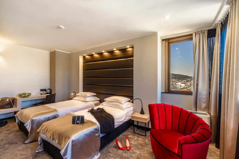 Deluxe Twin Room, Partial Sea View photo 3