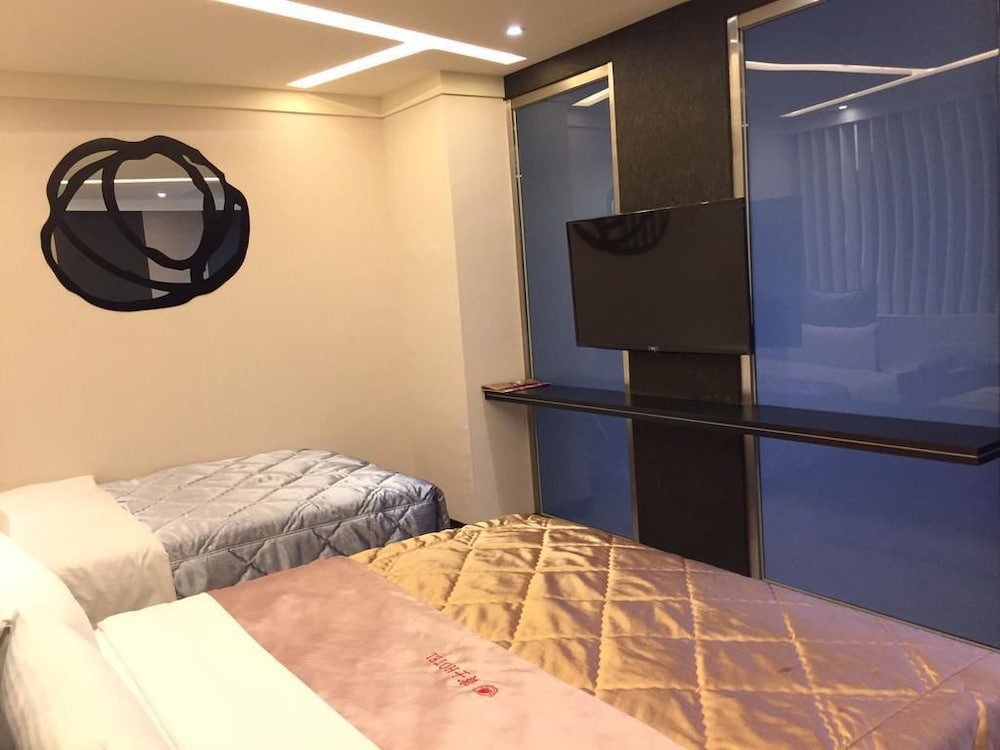Deluxe Triple Room, Multiple Beds photo 2