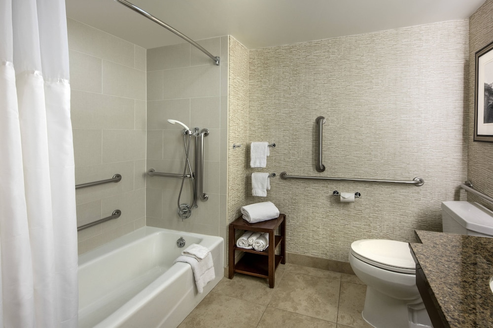 Room, 2 Queen Beds - Photo 6