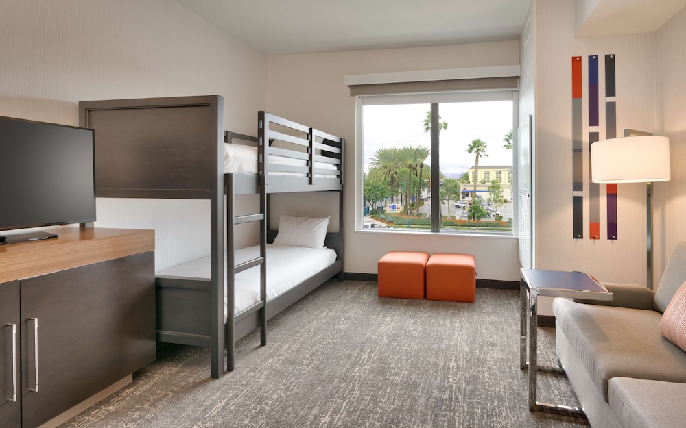 1 Bedroom, 1 King Bed, Bunk Bed/Sofa Sleeper, Accessible (Tub) - Photo 3