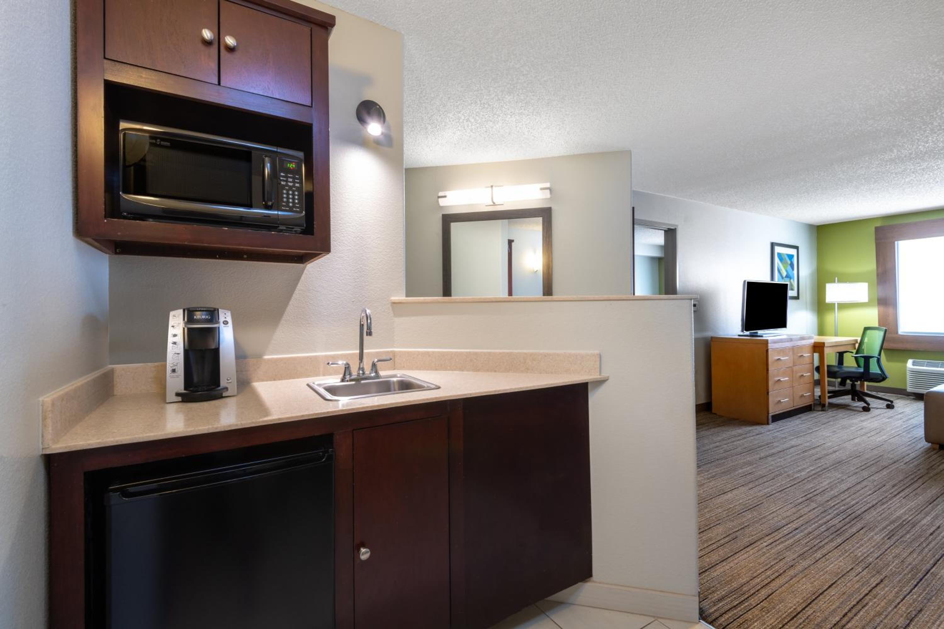 One-Bedroom Queen Suite with Two Queen Beds - Photo 2