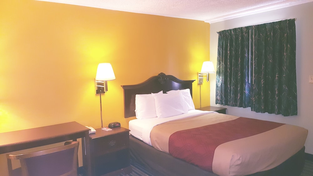 Standard Room, 1 Queen Bed, Non Smoking - Photo 7