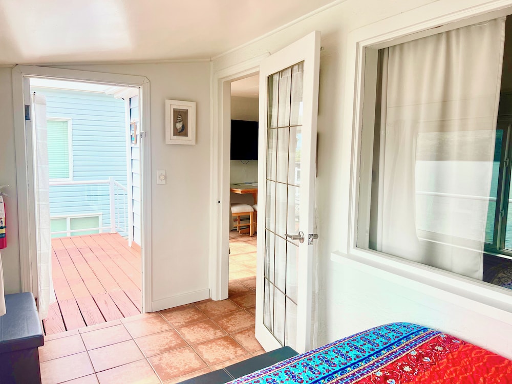 Classic Cabin 8 - 2 Bedrooms + 1 Queen Bed and 1 Double Bed, 1 Bathroom, Kitchen & Beachfront Views
