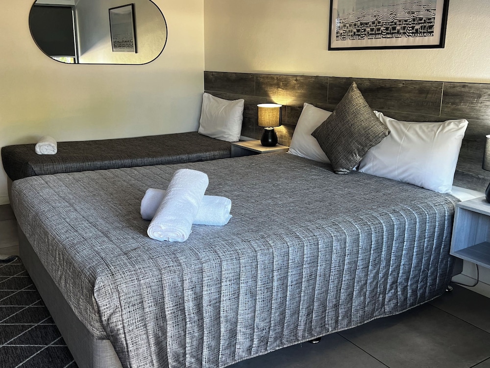 Standard Twin Room, Multiple Beds, Non Smoking (Queen Single Studio) photo 2
