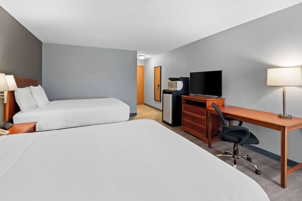 Room, 2 Queen Beds, Non Smoking - Photo 6