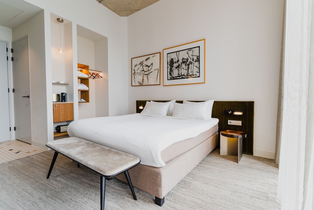 Deluxe Double or Twin Room, Lake View thumbnail 5