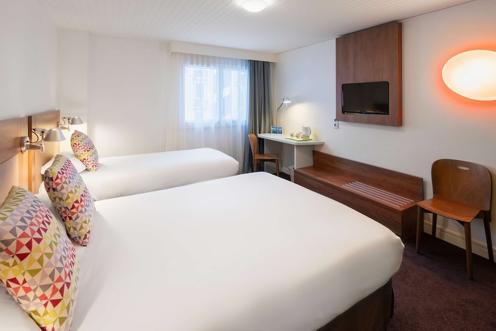 Standard Room, Multiple Beds - Photo 9