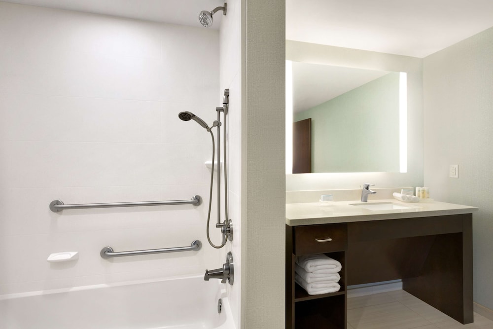 Suite, 1 King Bed, Accessible, Bathtub (Mobility & Hearing) photo 2