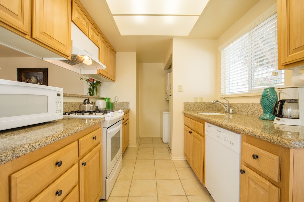 Condo, 2 Bedrooms, Non Smoking, Kitchen photo 3