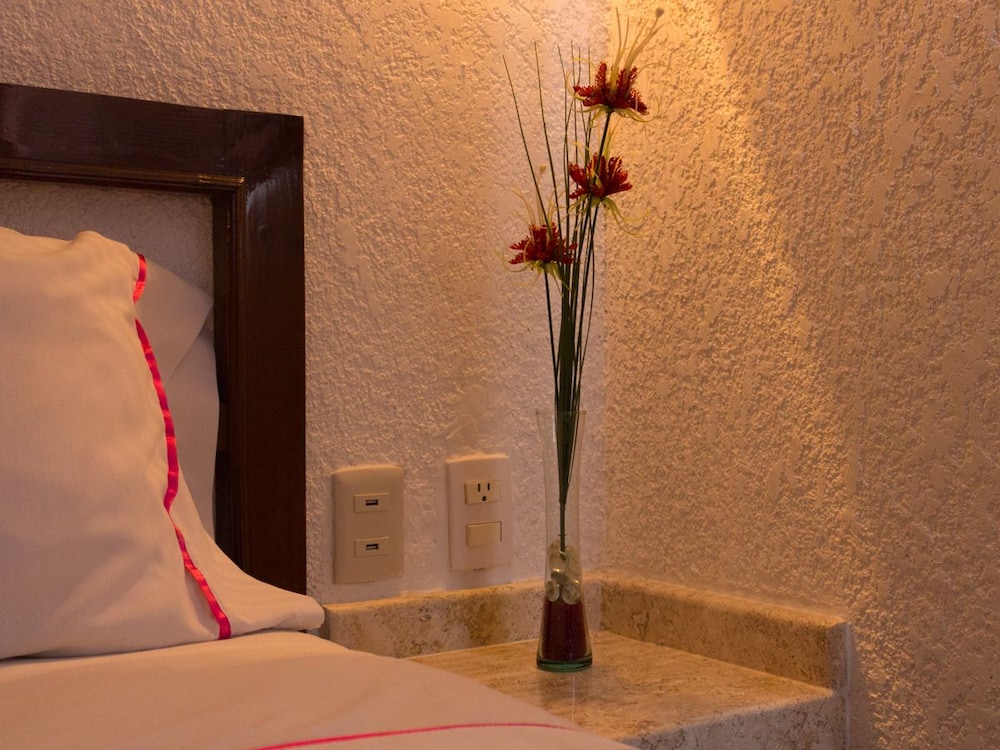 Business Triple Room, 1 King Bed photo 3