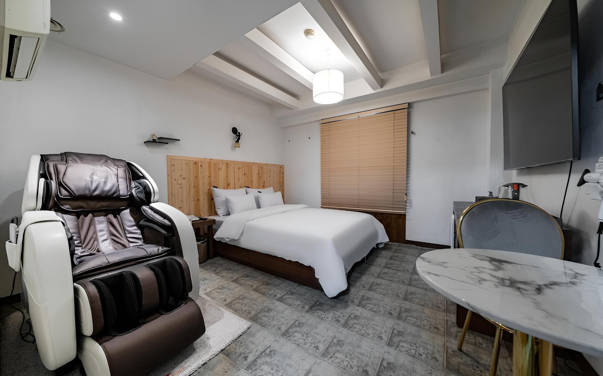 Room (Best Room (Massage Chair TV Netflix H) photo 2