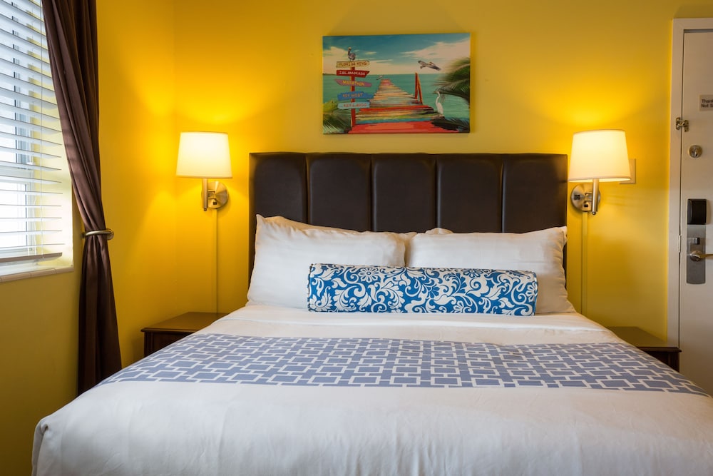 Deluxe Room, 1 Queen Bed photo 2