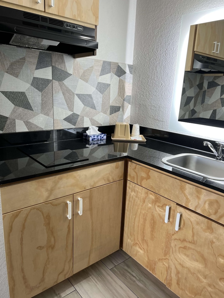 Standard Room, 1 King Bed, Accessible, Kitchenette photo 1