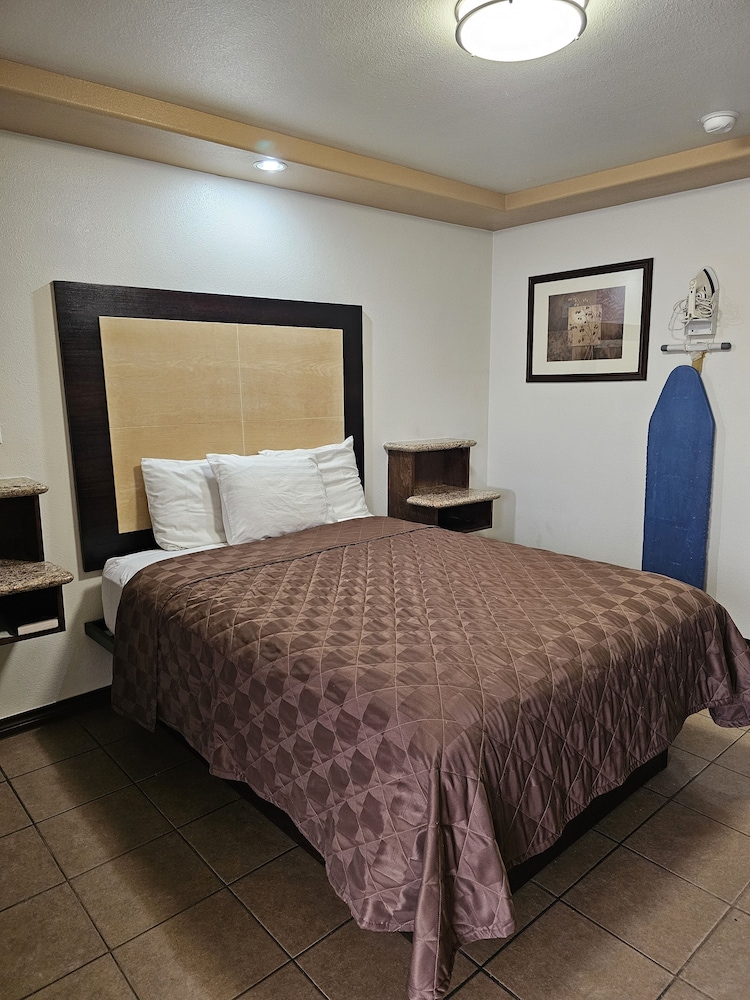 Deluxe Room, 1 Queen Bed photo 1