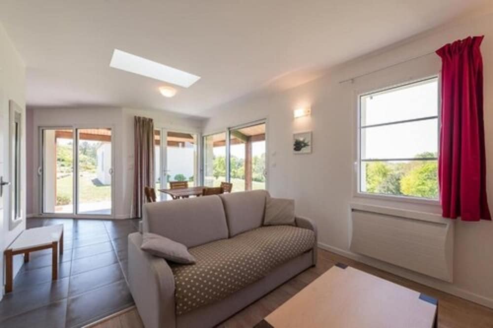 House, 2 Bedrooms (Santoline)