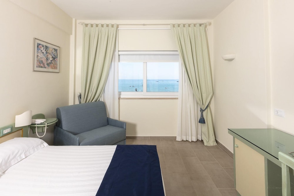 Superior Double or Twin Room, Partial Sea View - Photo 1