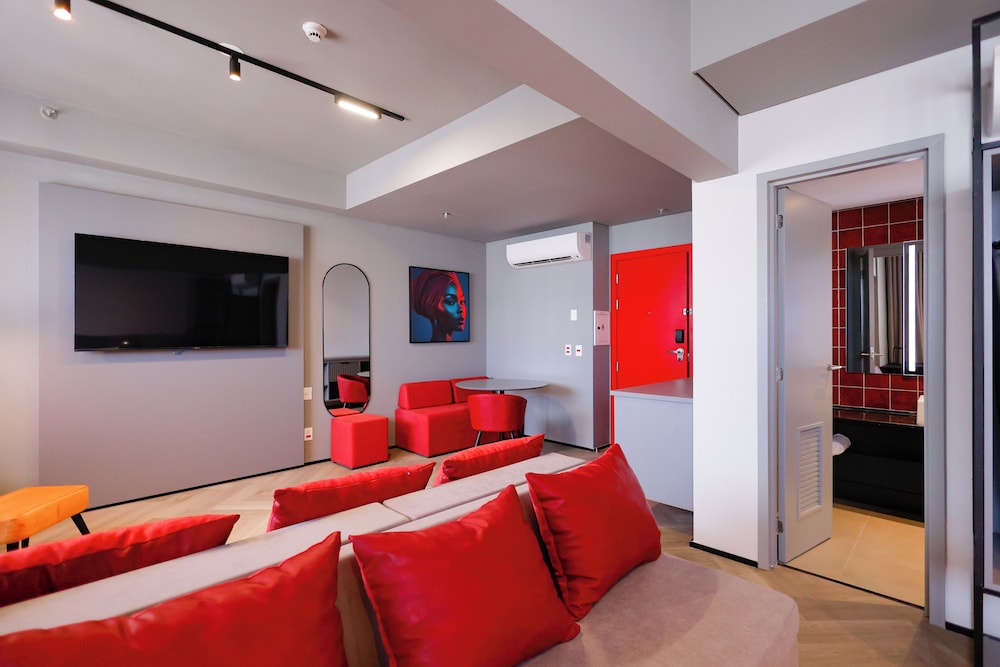Family Studio Suite, City View thumbnail 6