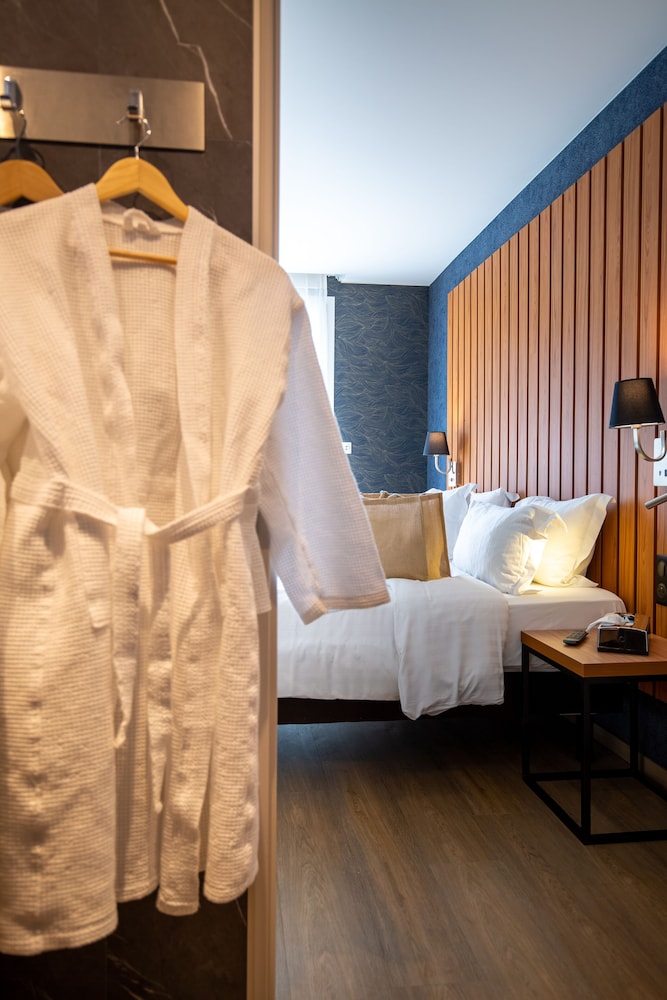 Junior Suite, 1 Double Bed, Bay View, Spa Access photo 2