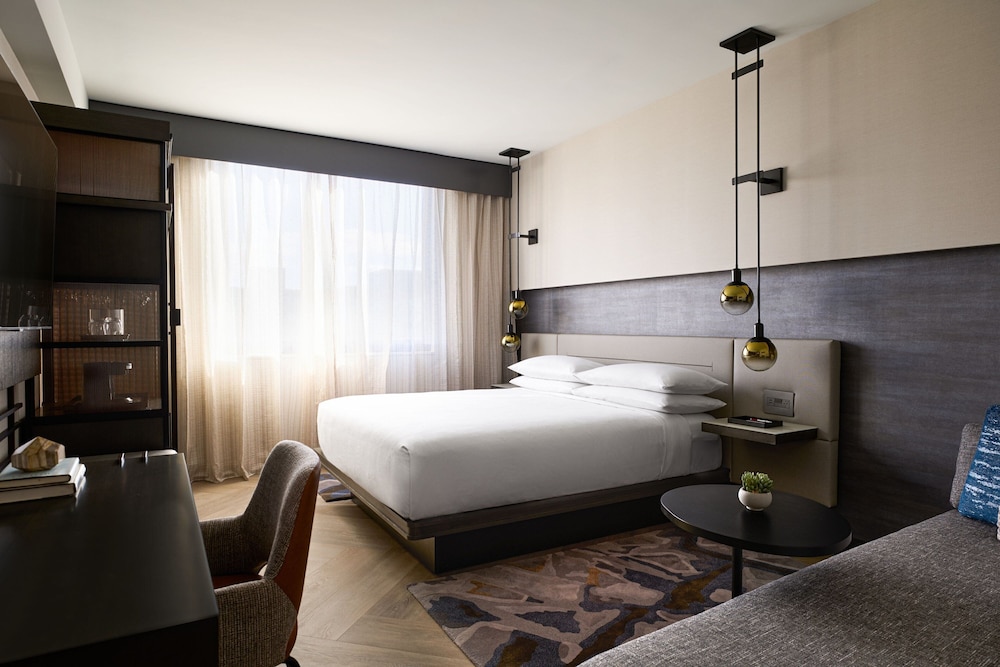 Club Room, 1 King Bed - Photo 1