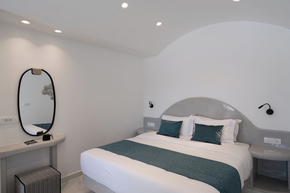 Elegant Suite with Hot Tub - Photo 8