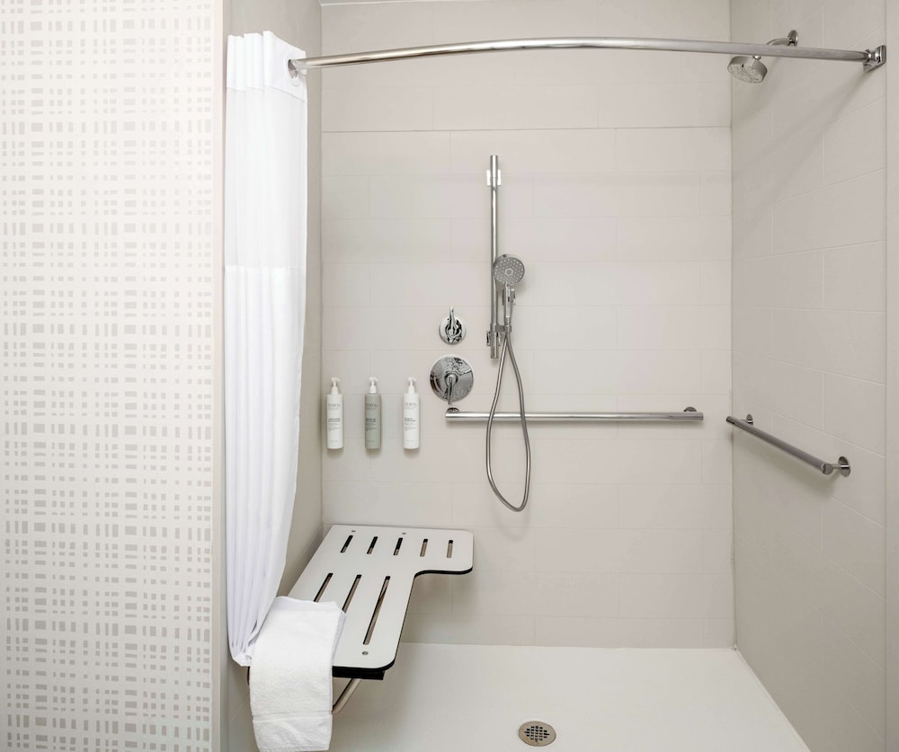 Room, 1 King Bed, Accessible (Mobility & Hearing, Roll-in Shower) - Photo 5