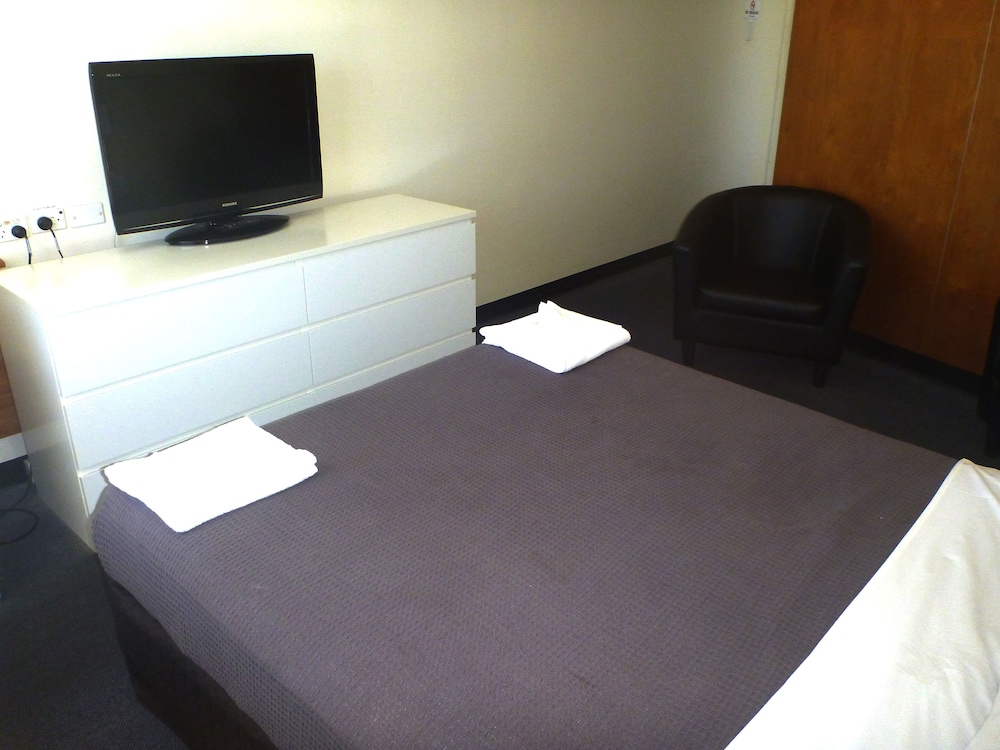 Standard Room (Queen & Single) photo 2