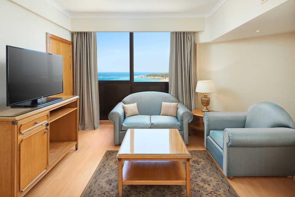 Junior Suite, 1 Queen Bed, Balcony, Sea View - Photo 6