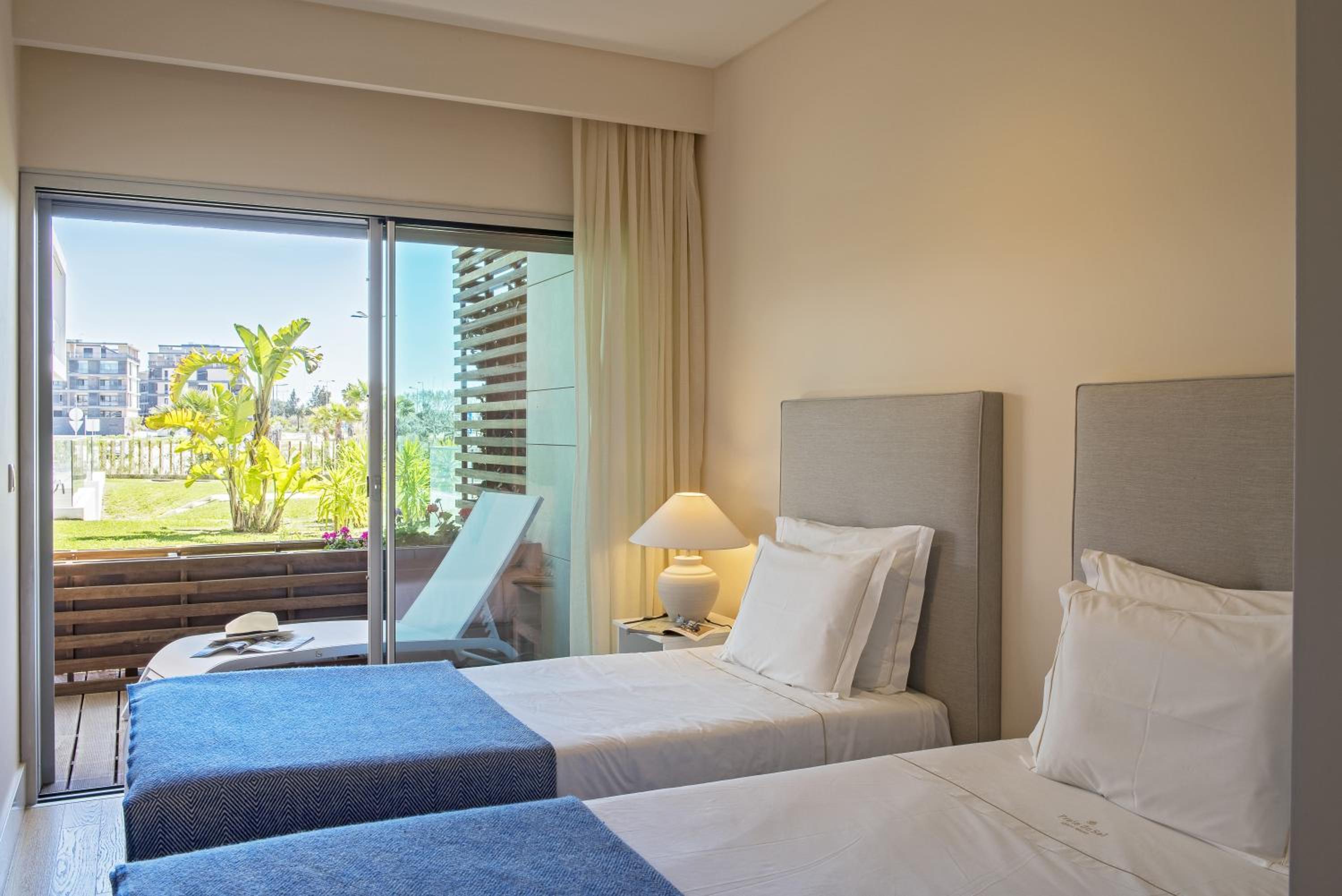 Two-Bedroom Apartment with Pool View photo 3