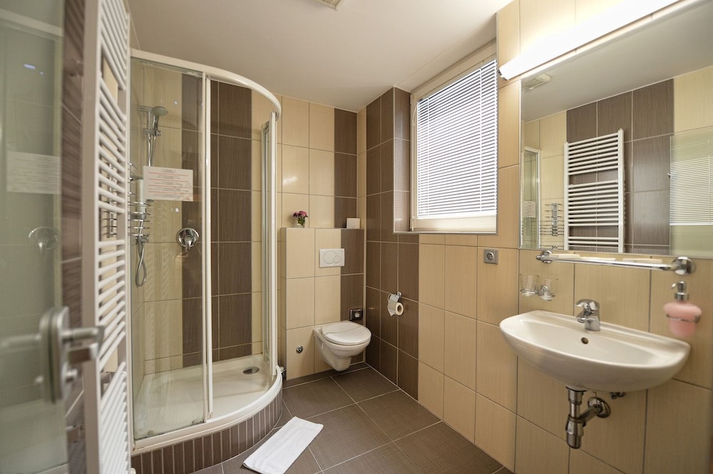 Double Room - Photo 5