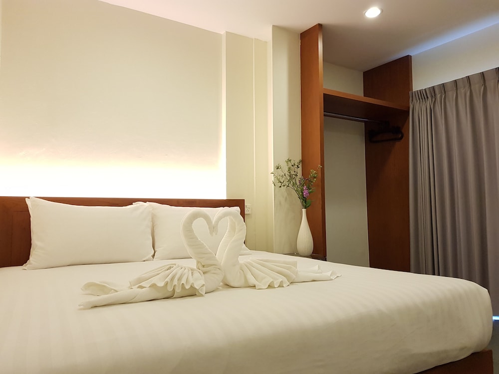 Basic Suite, 1 King Bed photo 2