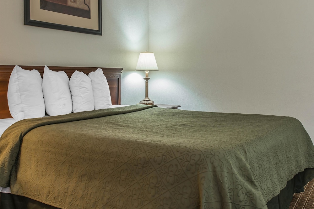 Standard Room, 1 Queen Bed, Non Smoking - Photo 5