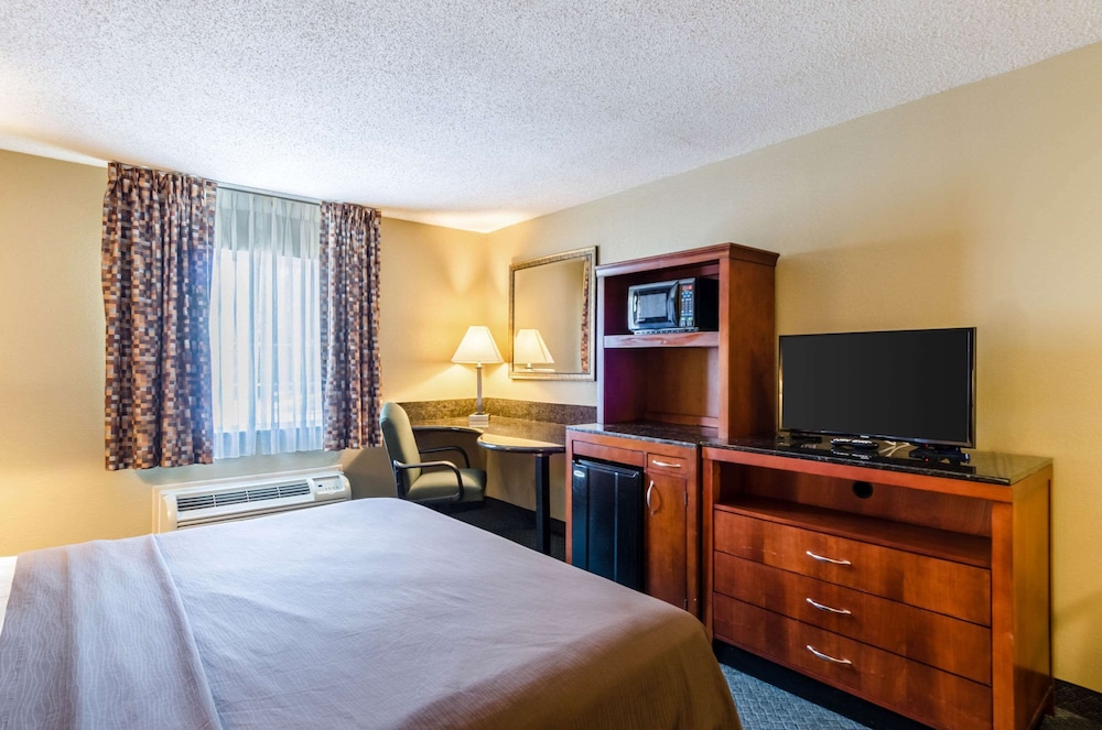 Standard Room, 1 King Bed, Non Smoking - Photo 3