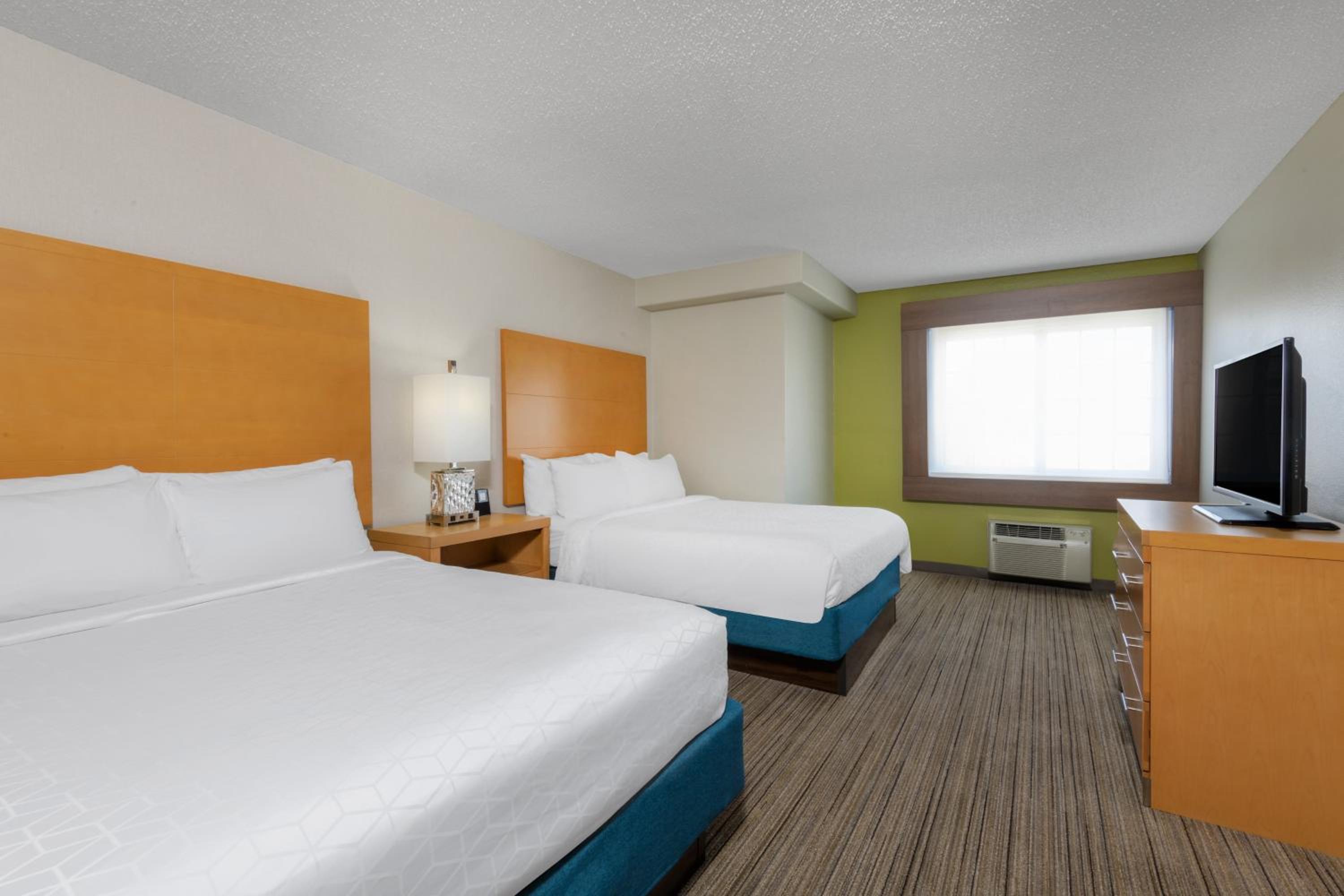 One-Bedroom Queen Suite with Two Queen Beds - Photo 3