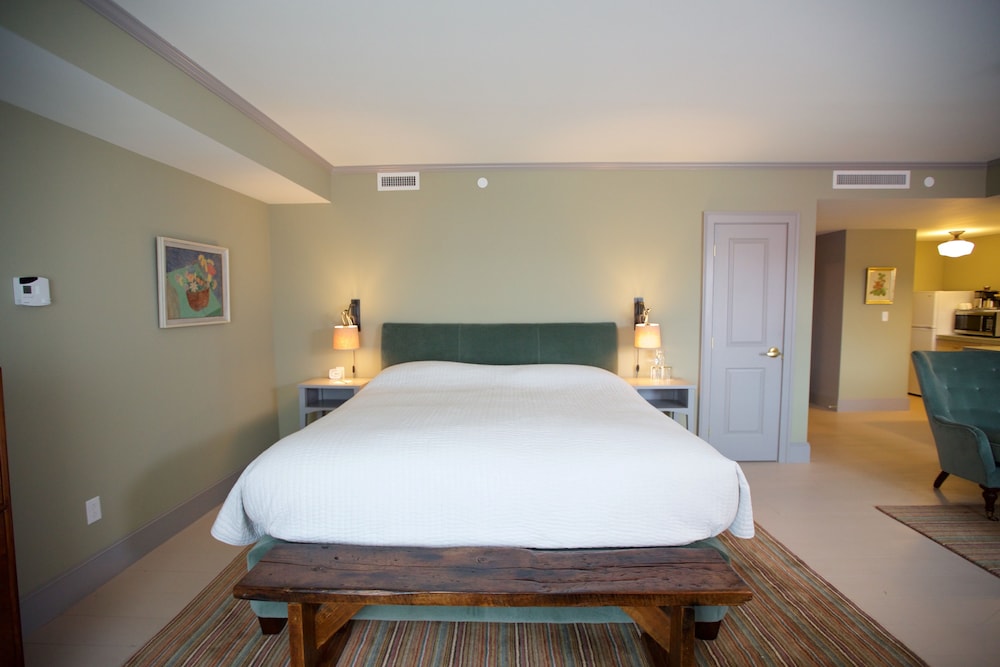 Extended Stay Suite, 1 King Bed, Refrigerator & Microwave photo 2