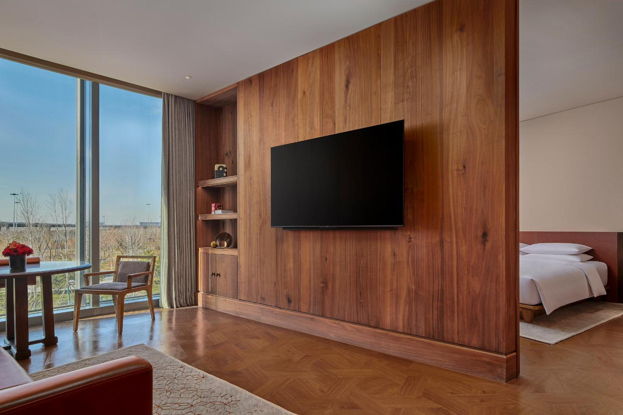 Suite - Photo 1