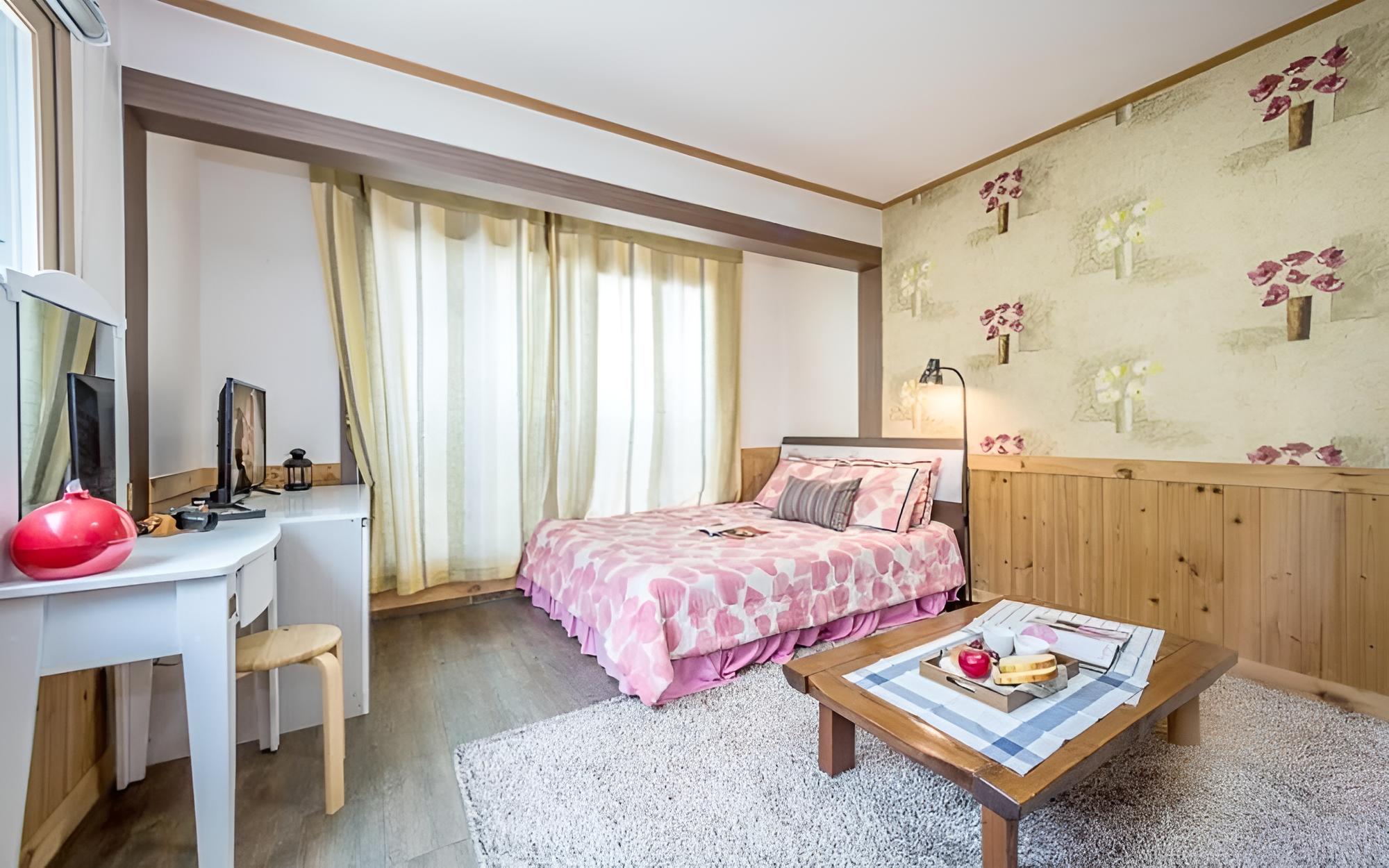 Room (303 Chrysanthemum)