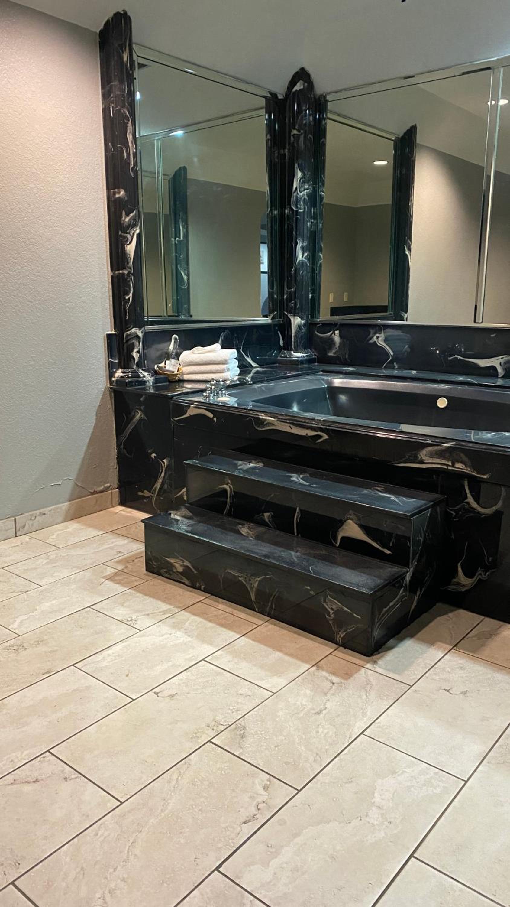 King Suite with Spa Bath - Photo 9