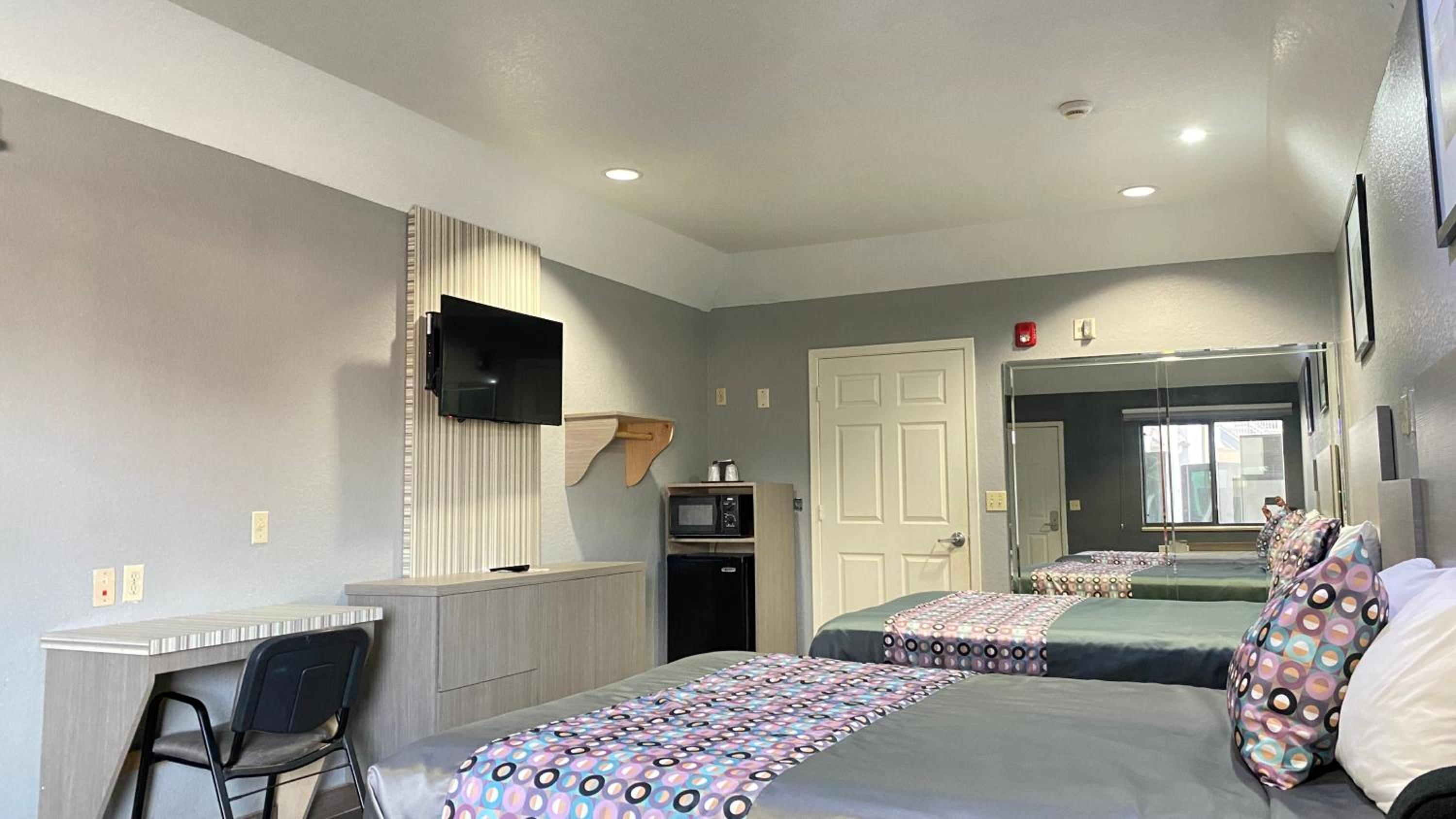 Queen Suite with Two Queen Beds - Photo 17