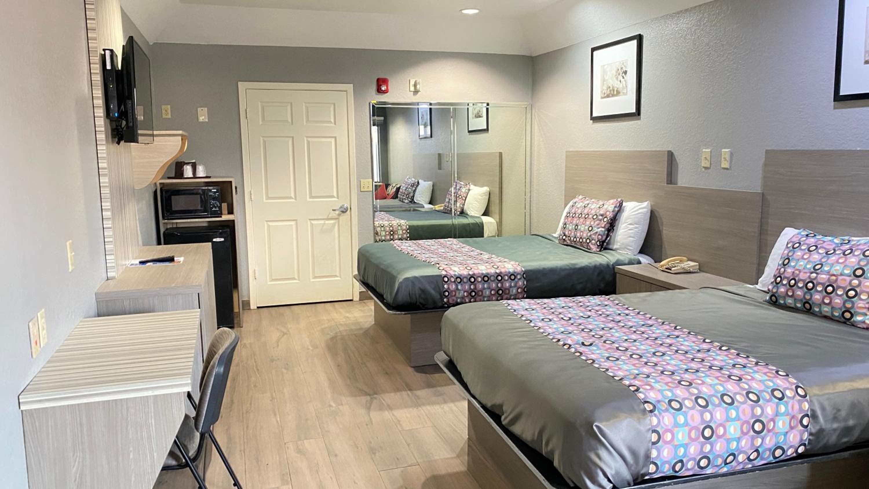 Queen Suite with Two Queen Beds - Photo 13