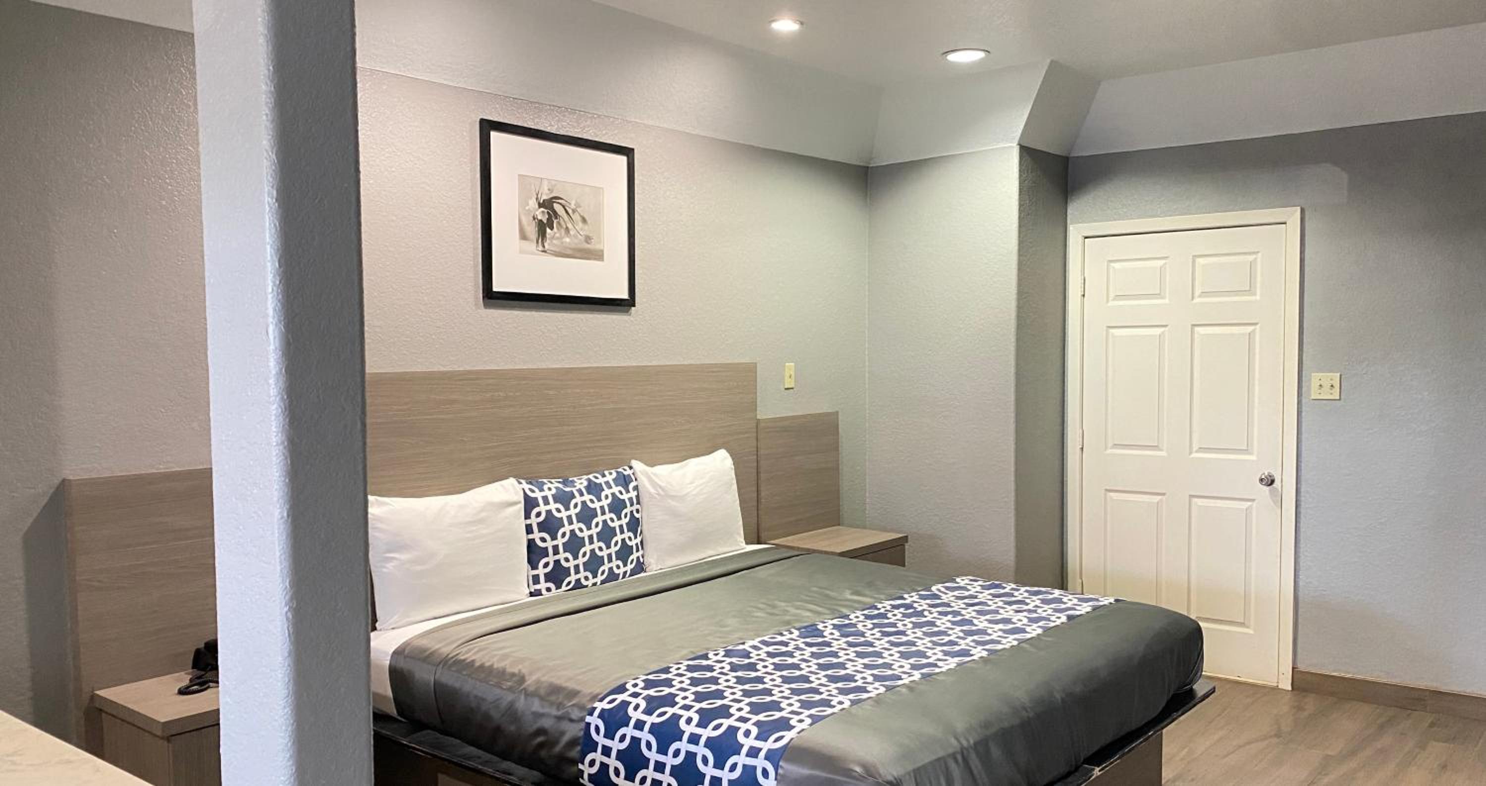 King Suite with Spa Bath - Photo 18
