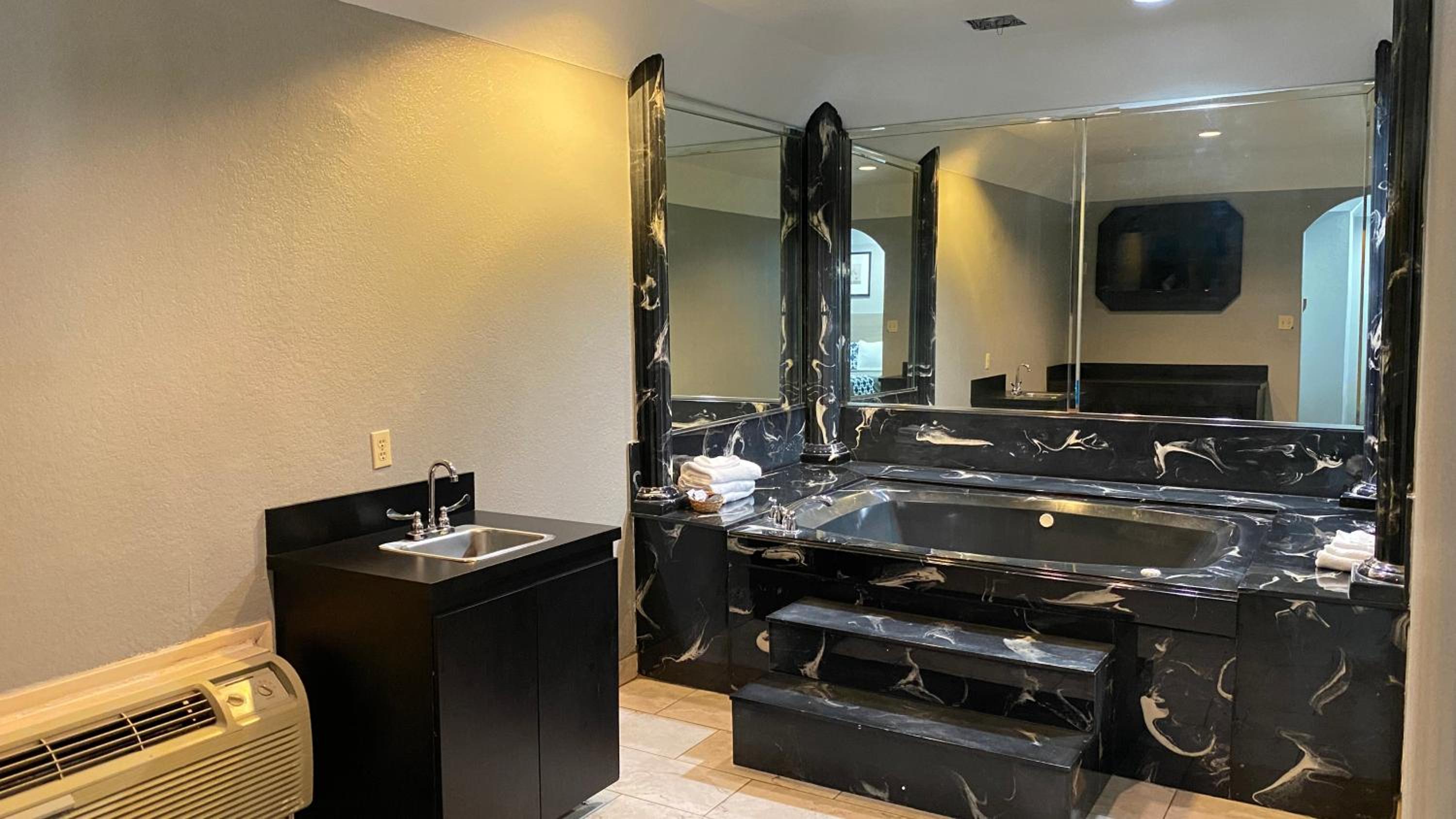 King Suite with Spa Bath - Photo 11