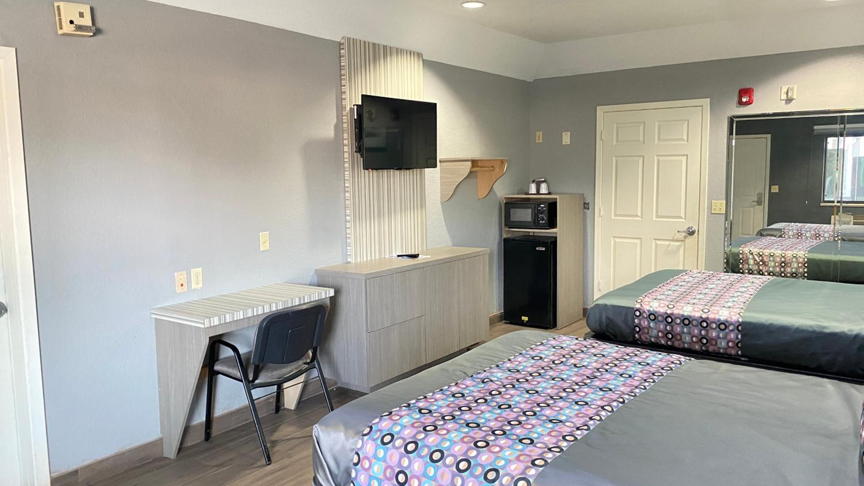 Queen Suite with Two Queen Beds - Photo 16