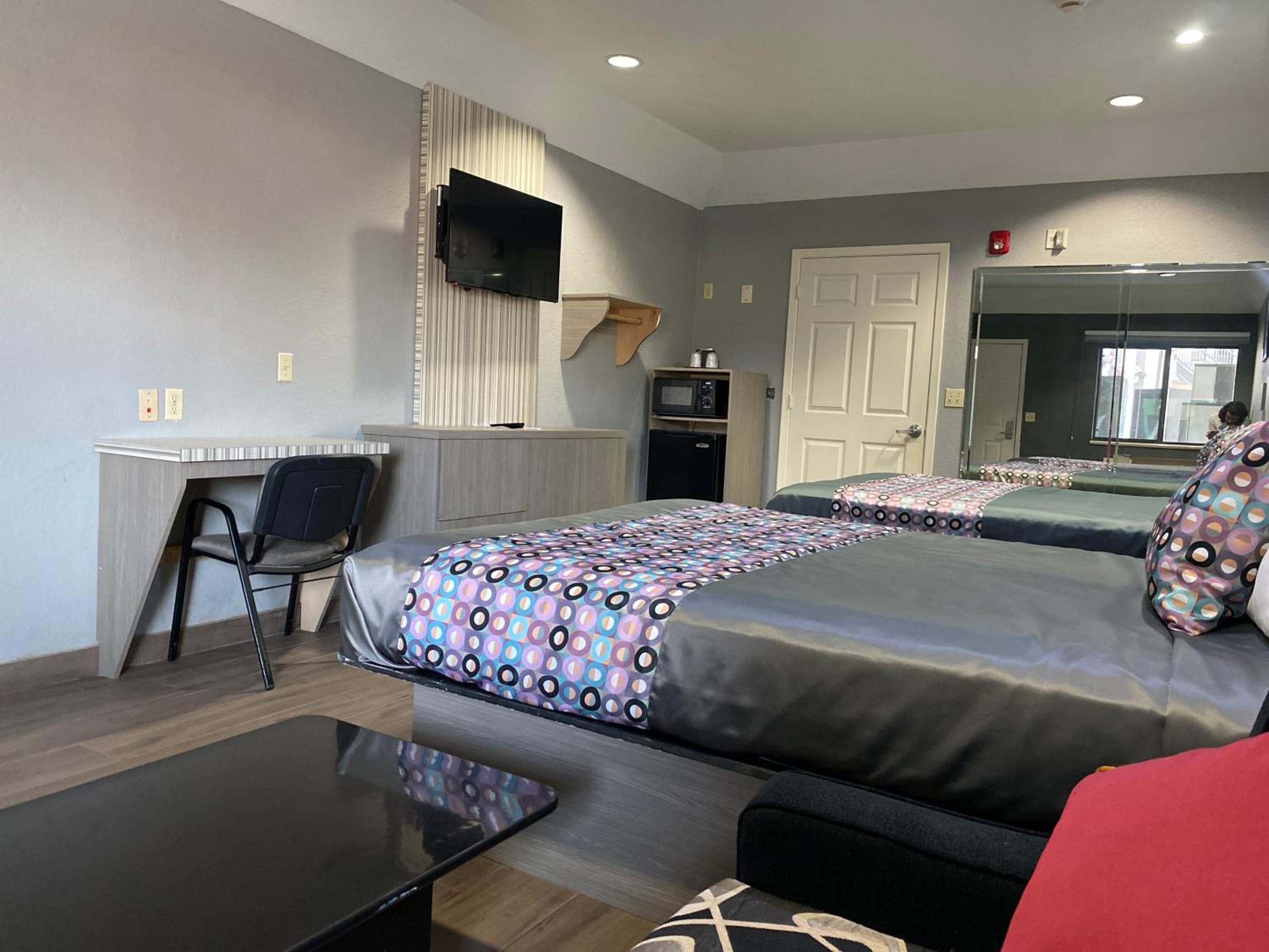 Queen Suite with Two Queen Beds - Photo 8