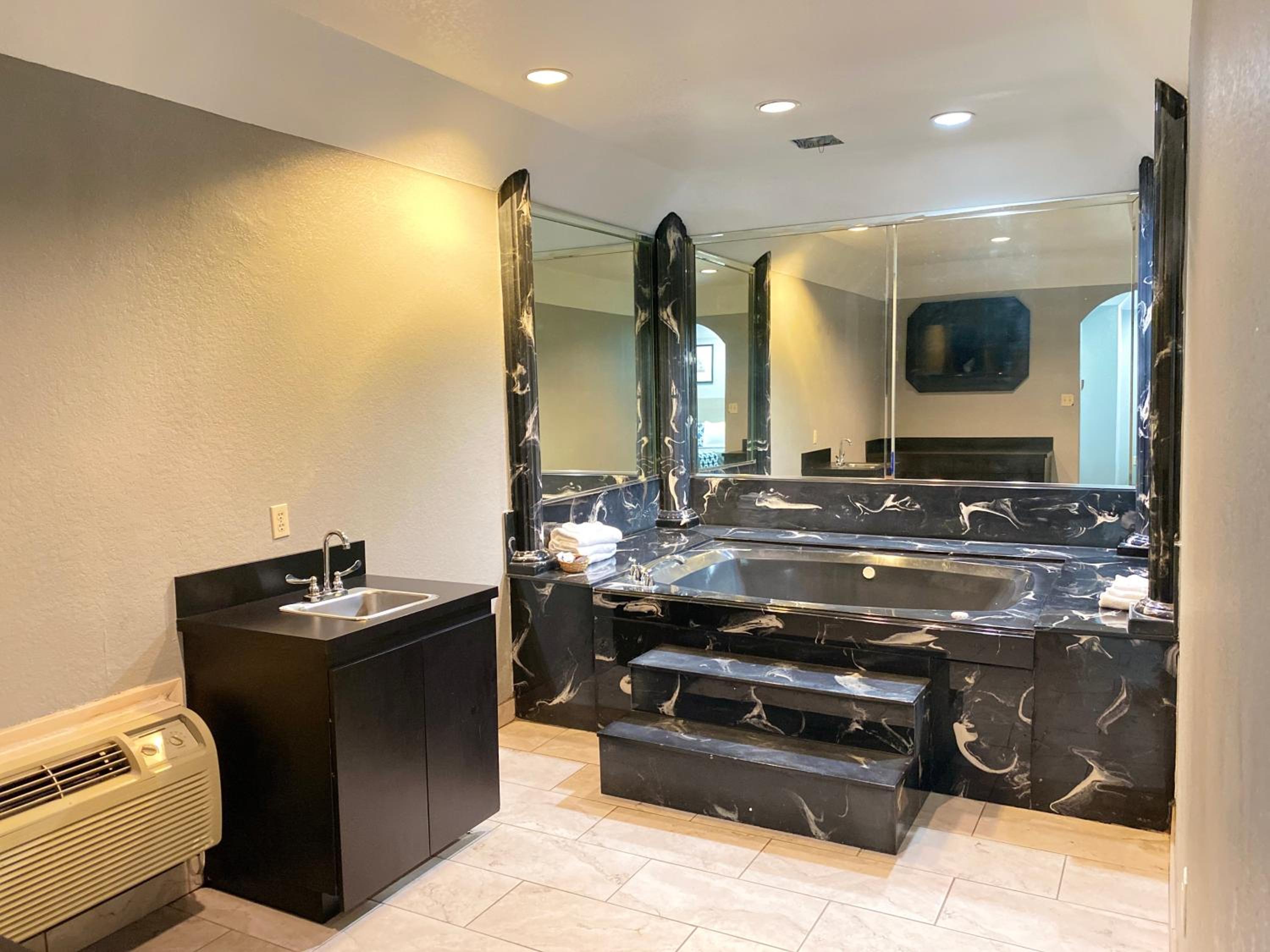 King Suite with Spa Bath - Photo 10