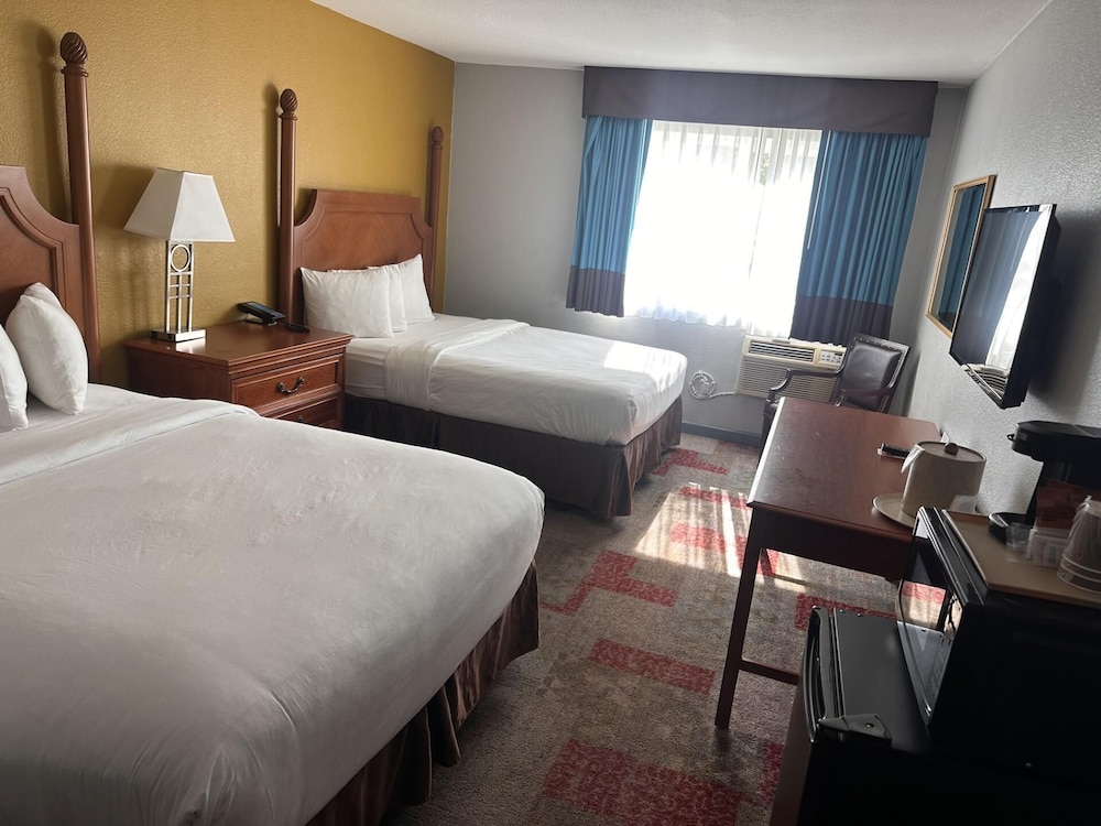 Room, 2 Queen Beds photo 1