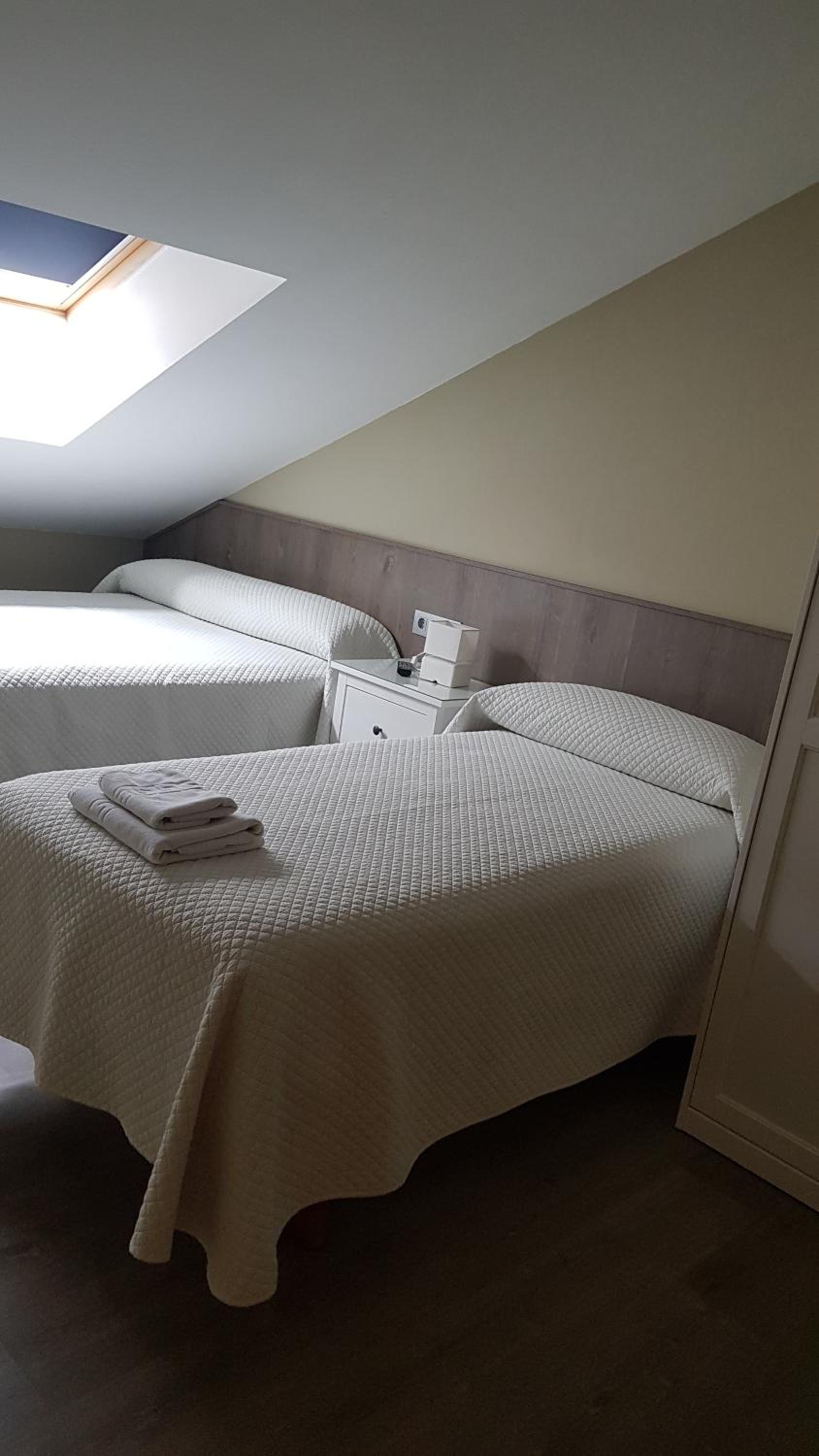 Deluxe Double Room (2 Adults + 1 Child) - Photo 1
