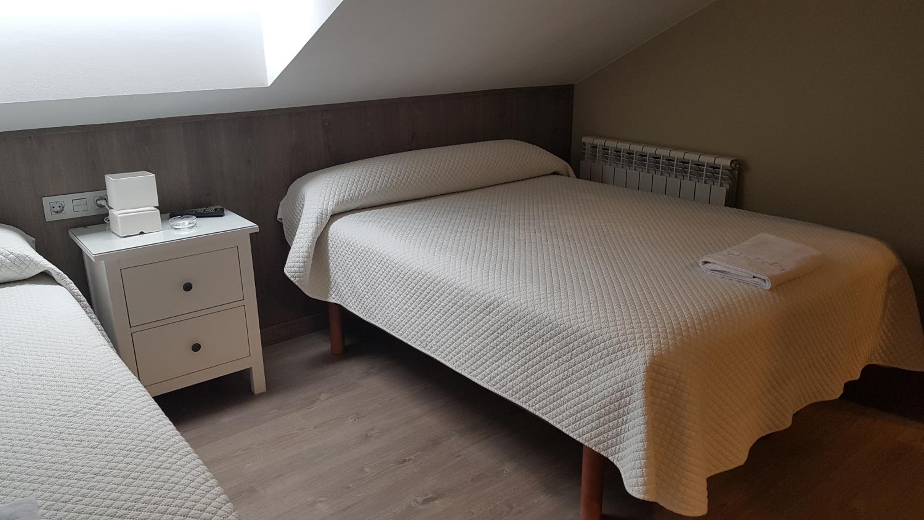 Deluxe Double Room (2 Adults + 1 Child) - Photo 2