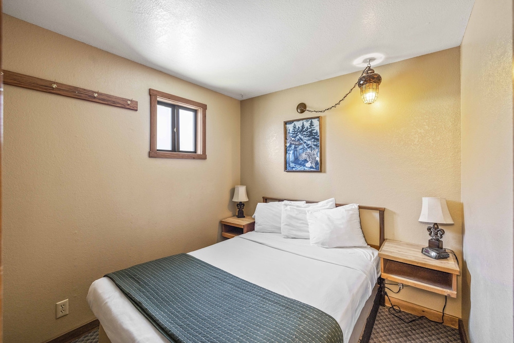 Standard Room, 1 Queen Bed